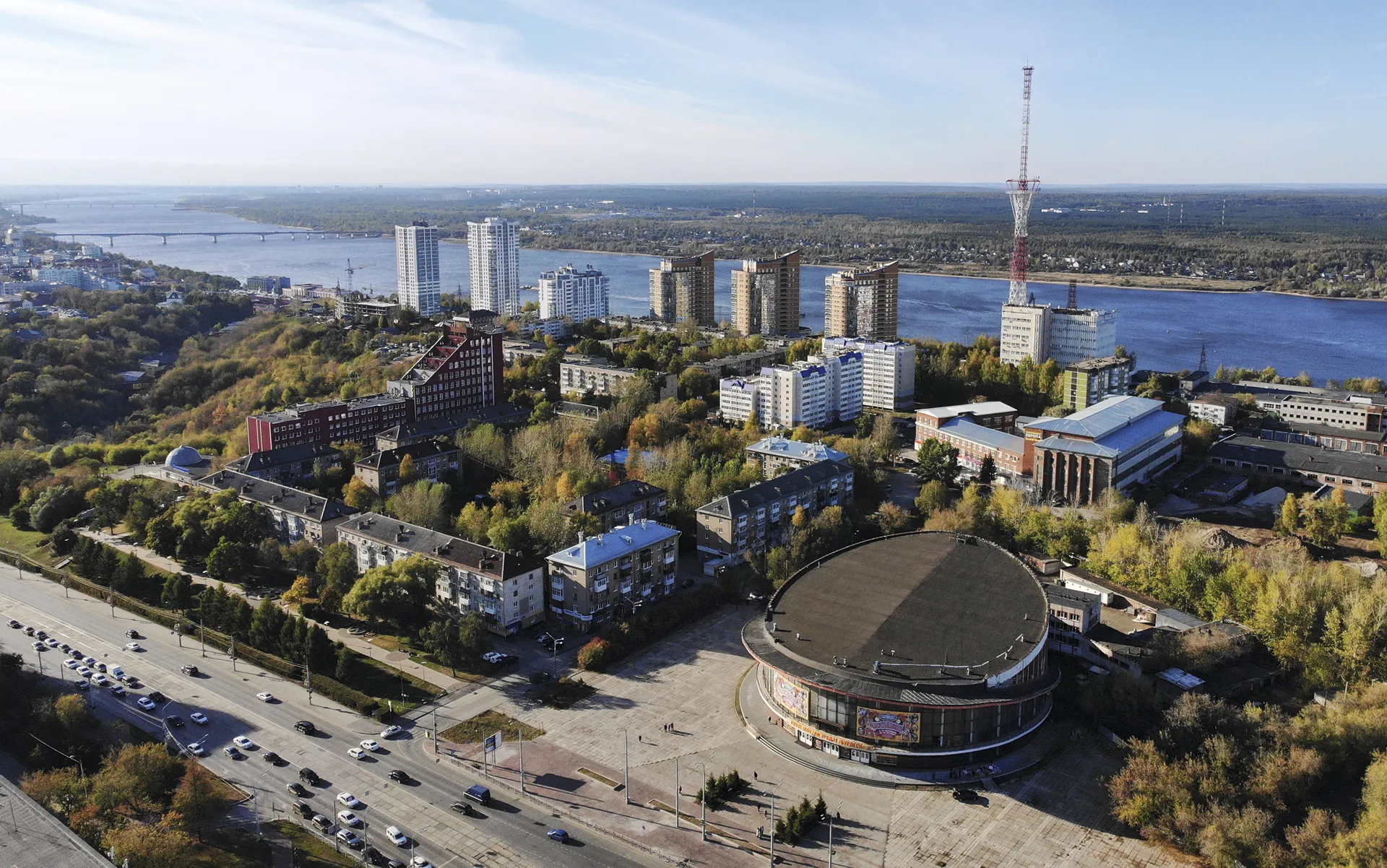 Вид на здание цирка, планетарий и новые дома на берегу Камы / View of the Circus, Planetarium, and the new houses on the bank of the Kama River