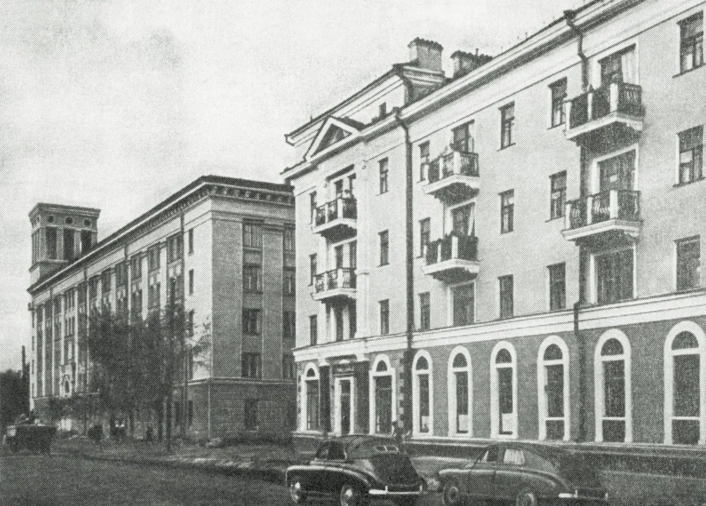 Комсомольский проспект 
    The Komsomolsky Avenue