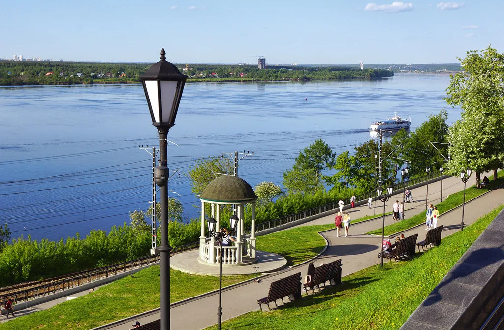 Городская набережная / The City Embankment