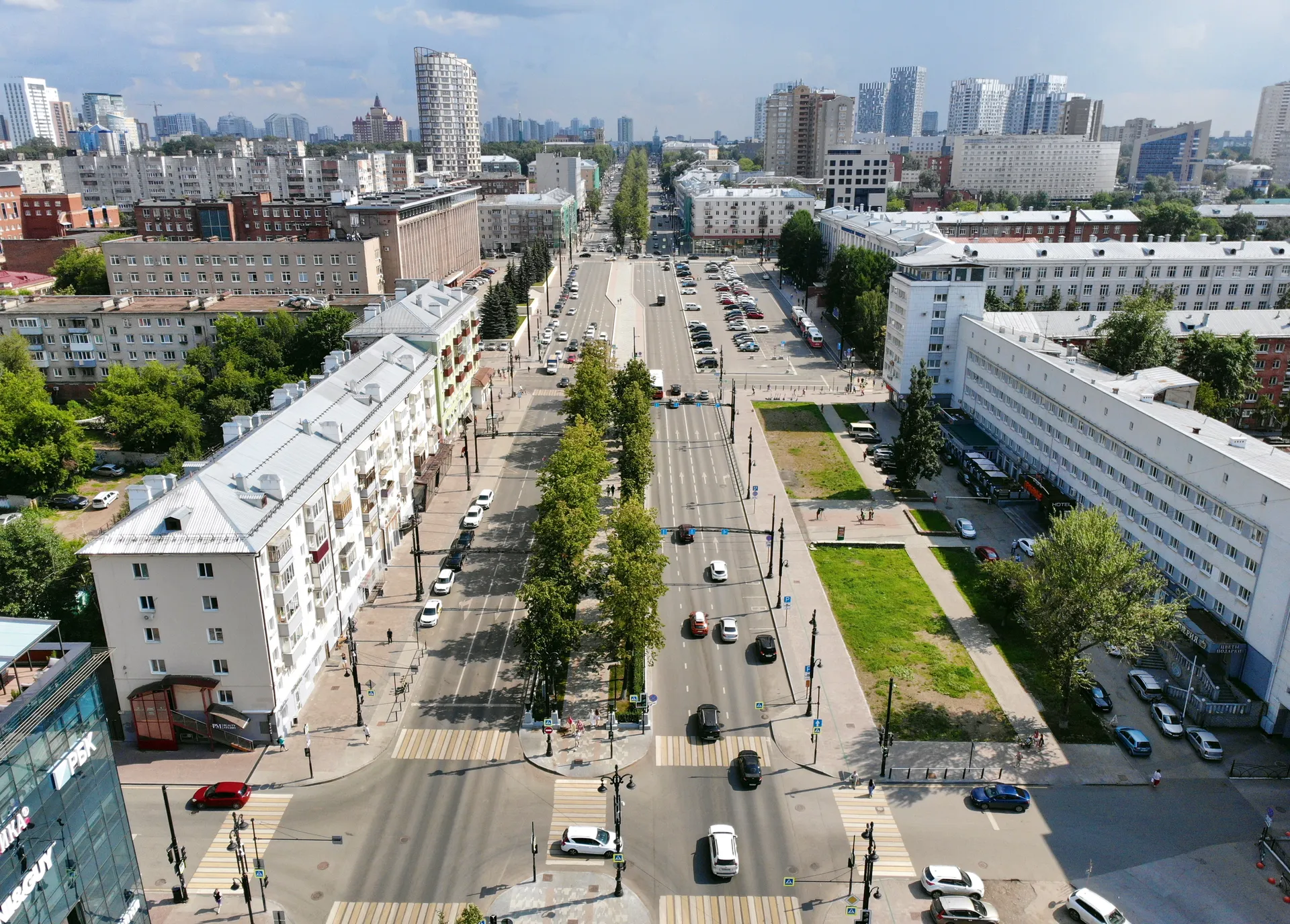 Комсомольский проспект, вид на Октябрьскую площадь / Komsomolsky Avenue, view of Oktyabrskaya Square