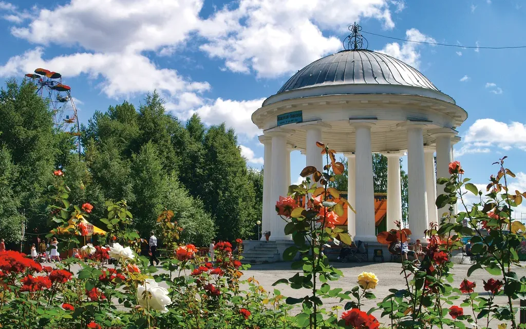 Ротонда в парке им. Горького. Построена в 1824 году. Архитектор И. Свиязев. Ротонду возводили к приезду Александра I, который был в городе проездом / Rotunda in Gorky Park